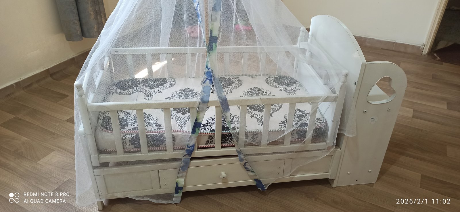 سرير اطفال مع هندل