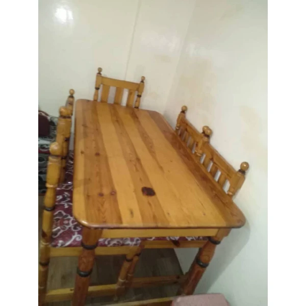 طاولة طعام مع خمسه كراسي
