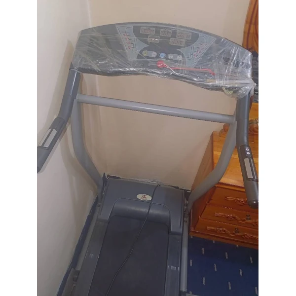 آلة رياضية للجري أو المشي